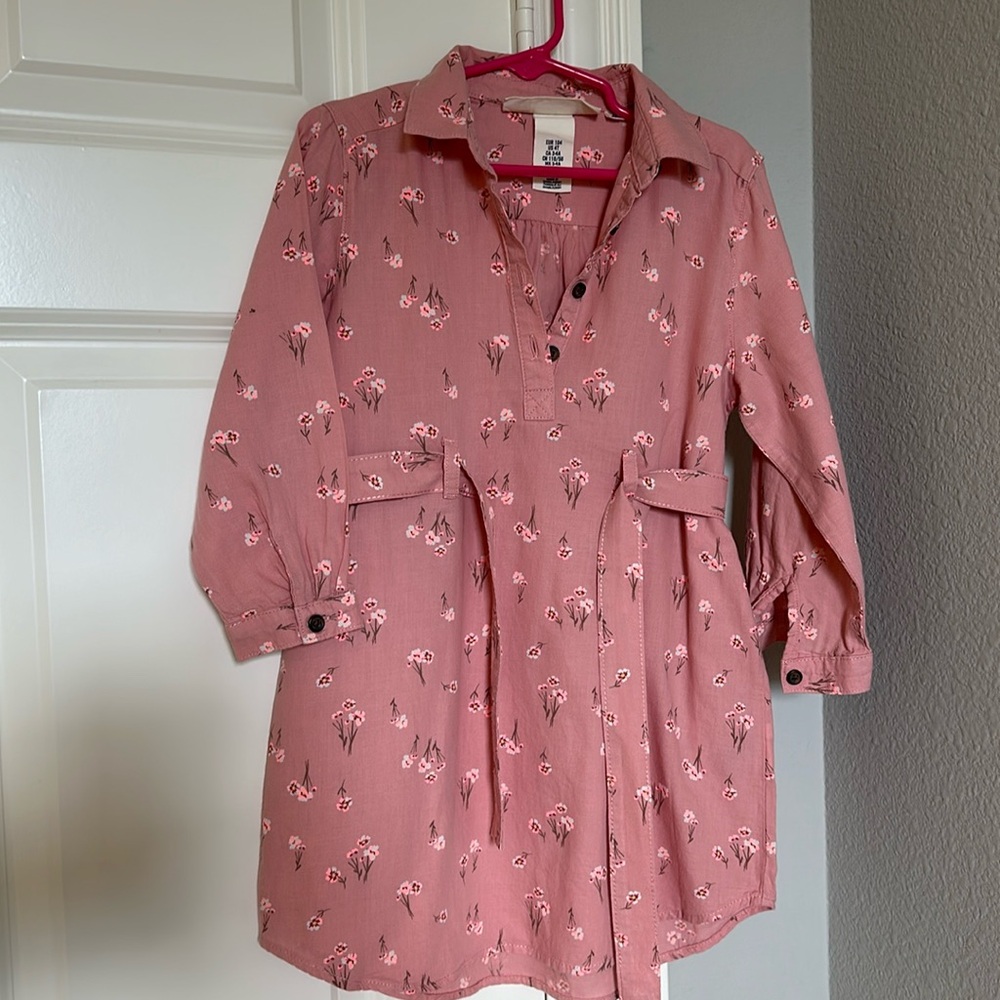 A beautiful dress for a girl, the color is pink made by H&M 100% cotton
